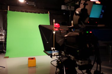 Televizyon stüdyosu. Kamera ve yeşil krom anahtar. Televizyon haberleri ve filmler çekiliyor.