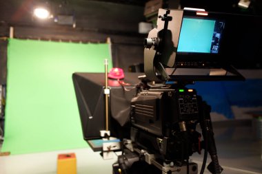 Televizyon stüdyosu. Kamera ve yeşil krom anahtar. Televizyon haberleri ve filmler çekiliyor.