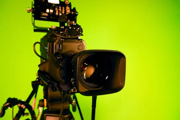 Câmera de vídeo de TV no fundo de uma chave croma verde. Lente de câmara — Fotografia de Stock