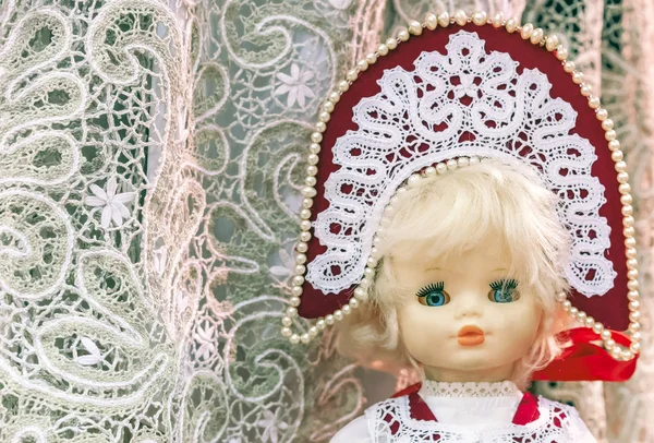 Кукла Национальном Русском Костюме Кружевном Фоне — стоковое фото