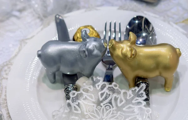 Tatil masada iki piggys figürler. — Stok fotoğraf