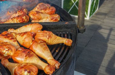 Et ızgara pişirilir. Barbekü kömürlerin üzerinde.