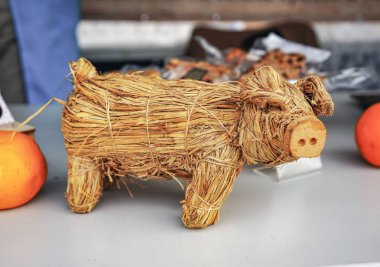 Üstünde belgili tanımlık sayaç sokak Mağazalar saman domuz yavrusu.