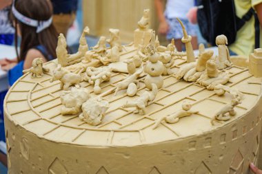 Çocuk hamuru figürler ana sınıfta modelleme hamuru üzerinde.