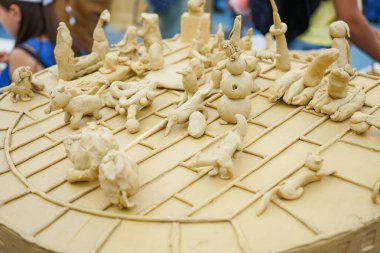 Çocuk hamuru figürler ana sınıfta modelleme hamuru üzerinde.