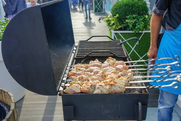 La viande est cuite grillée. Barbecue sur les charbons . — Photo