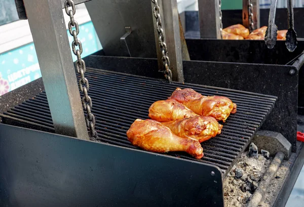 La viande est cuite grillée. Barbecue sur les charbons . — Photo