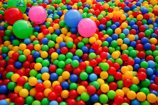Små bollar i olika färger på lekplatsen. — Stockfoto