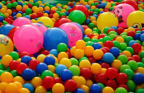 Piccole palline di diversi colori sul parco giochi . — Foto Stock