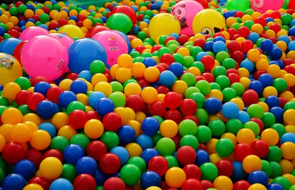 Piccole palline di diversi colori sul parco giochi . — Foto Stock