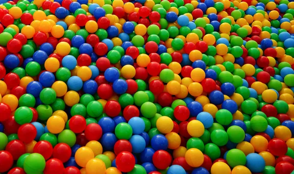 Pequenas bolas de cores diferentes no campo de jogos . — Fotografia de Stock