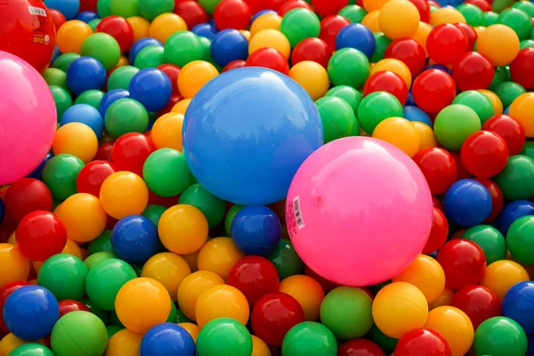 Petites boules de différentes couleurs sur l'aire de jeux . — Photo