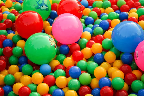 Piccole palline di diversi colori sul parco giochi . — Foto Stock