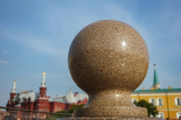 Granitkugel auf dem Hintergrund des Moskauer Kreml. — Stockfoto