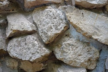 Farklı boyutlarda doğal taş duvar.