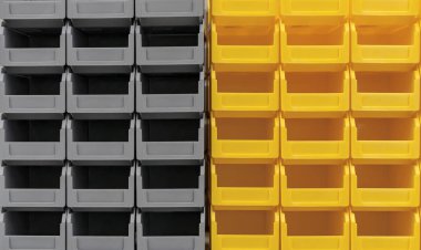 Gri ve sarı plastik kaplar içinde birkaç satır dizilir.