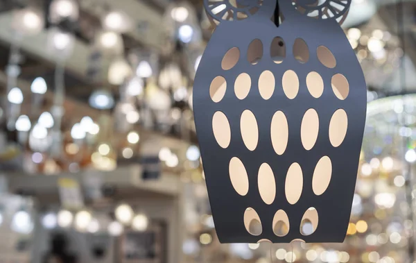 Lampe de style du loft dans un intérieur de boutique. Une lampe élégante dans un cadre métallique . — Photo