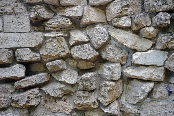 A parede de pedras naturais de diferentes tamanhos . — Fotografia de Stock