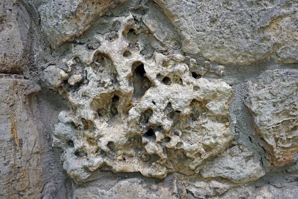 A parede de pedras naturais de diferentes tamanhos . — Fotografia de Stock