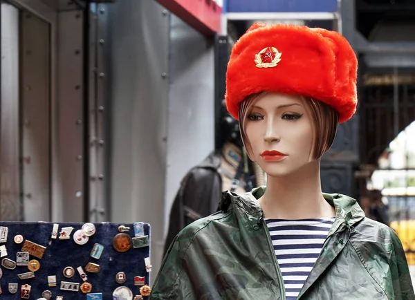 Женский манекен в сувенирной красной российской военной фуражке . — стоковое фото