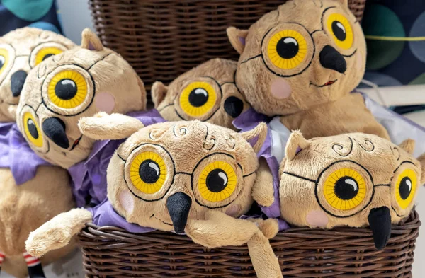 Іграшки з дрібних сови у великому плетеному кошику . — стокове фото