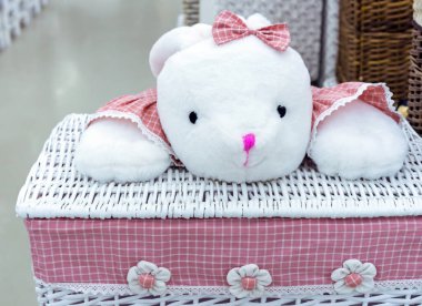 Çamaşırhane sepet pembe bir kumaş ve bir oyuncak ile.