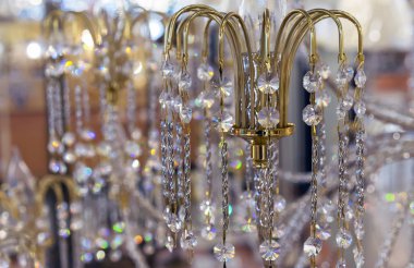 Kolye üzerinde sarı metal ile kristal avize.