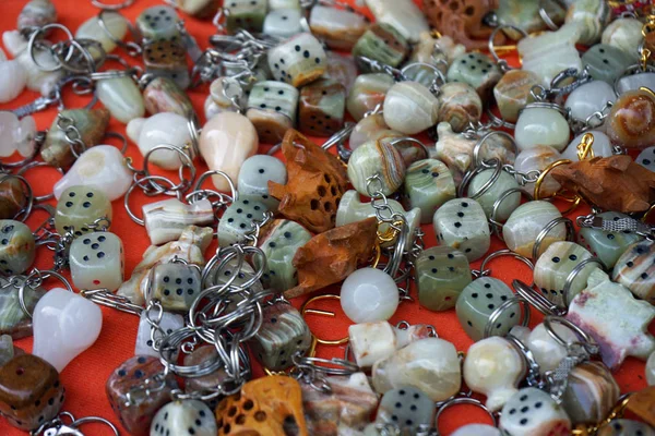 Productos hechos de piedras naturales en el mostrador de una tienda de la calle . —  Fotos de Stock