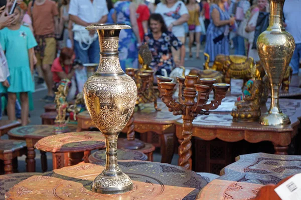 Altın yaldızlı vazo maun yapılan bir tabloda Hint süslemeli. — Stok fotoğraf