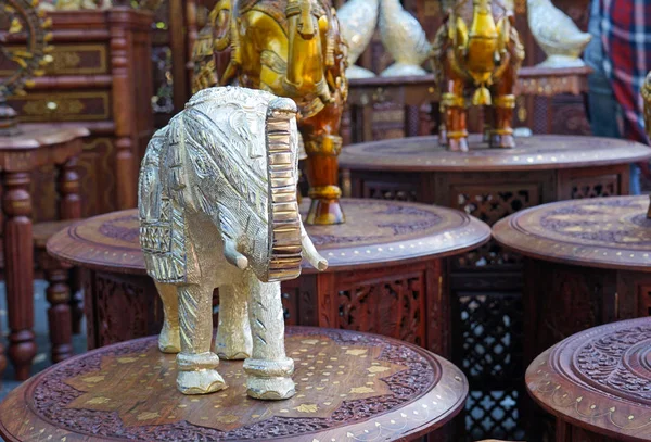 Серебряные декоративные фигурки индийского слона в уличном магазине . — стоковое фото