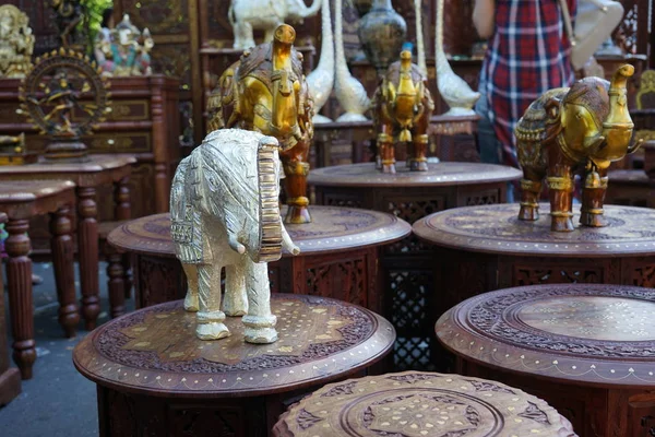 Hint filin sokak bir dükkanda gümüş dekoratif biblo.