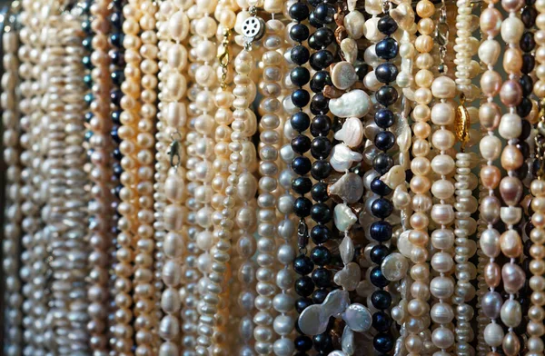 De longues perles de perles de rivière naturelles dans un magasin de rue . — Photo