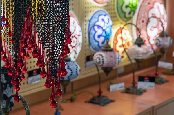 Çok renkli mozaik Dükkanı penceresinde gelen oryantal lambalar. — Stok fotoğraf