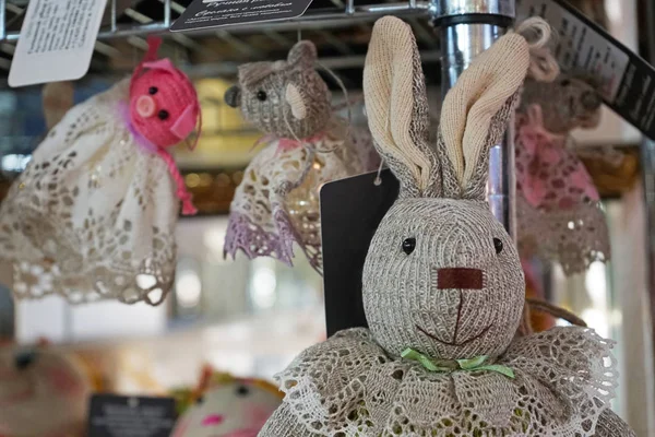Handmade knitted toys on the store counter. — Stock Photo, Image