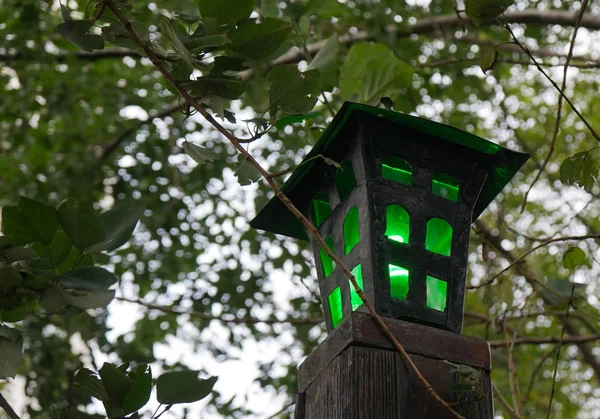 Lâmpada de rua velha com uma luz verde escura . — Fotografia de Stock