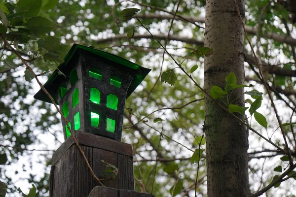 Lâmpada de rua velha com uma luz verde escura . — Fotografia de Stock