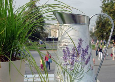 Metal sulama farklı çiçek ve bitki arasında sulama için olabilir.