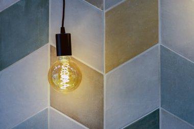 Eski Stil Koyu camlı yuvarlak elektrik lambası.