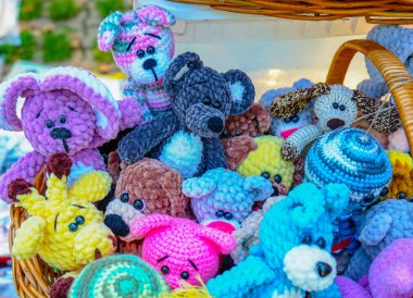 Bir sokak Hediyelik eşya dükkanında farklı hayvanların örme renkli oyuncaklar.