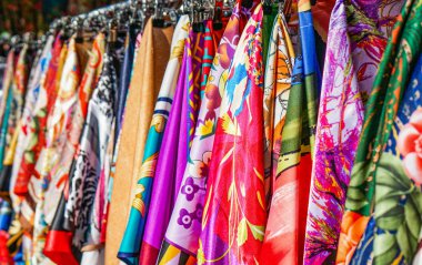 Mağaza raf üzerinde birçok parlak ipek neckerchiefs.