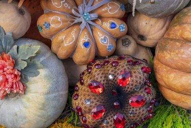 Kabaklar hediye paketleri ile sonbahar kompozisyon.