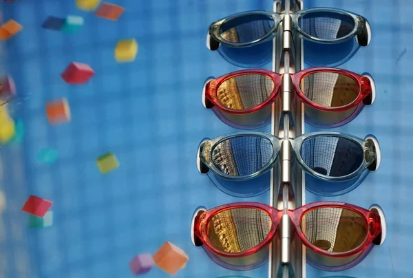 Mavi arka plan üzerinde farklı modelleri moda güneş gözlüğü.