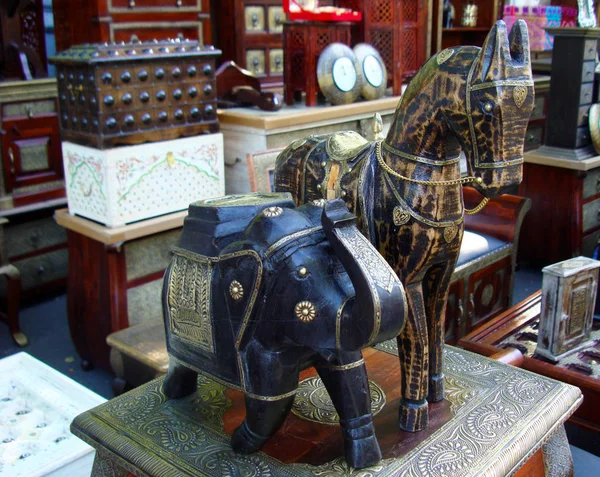 Biblo fil ve at bir sokak Hint mağaza. — Stok fotoğraf