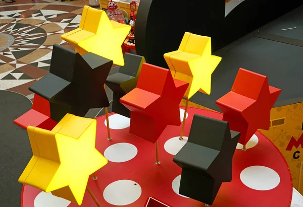 Прикраси з світяться зірки в торговому центрі дитячої. — стокове фото