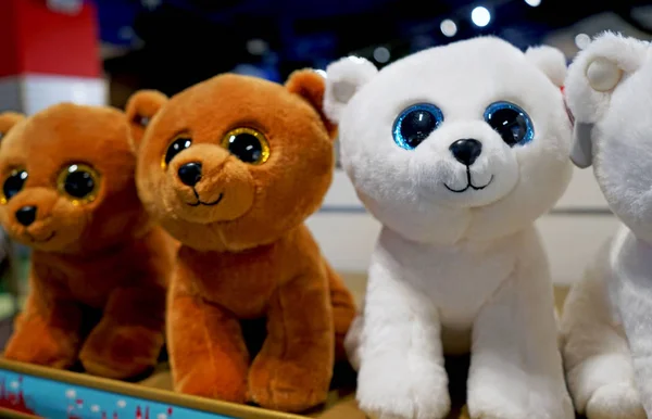 Medvědi hračky pro děti na pultu obchodu. — Stock fotografie