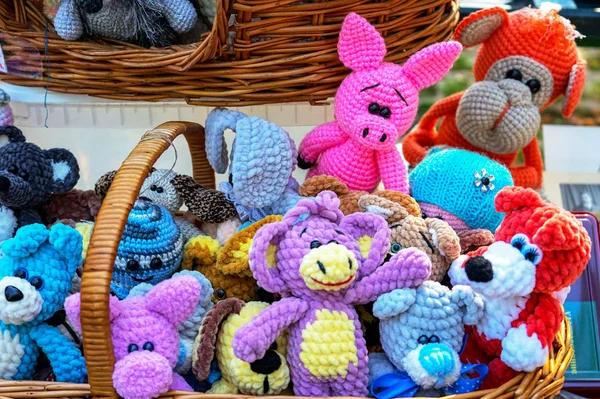 Bir sokak Hediyelik eşya dükkanında farklı hayvanların örme renkli oyuncaklar. — Stok fotoğraf