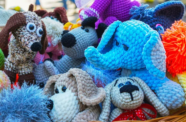 Gestricktes buntes Spielzeug verschiedener Tiere in einem Souvenirladen auf der Straße. — Stockfoto