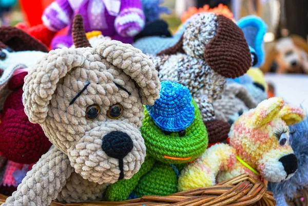 Pletené barevné hračky různých zvířat v ulici suvenýry. — Stock fotografie