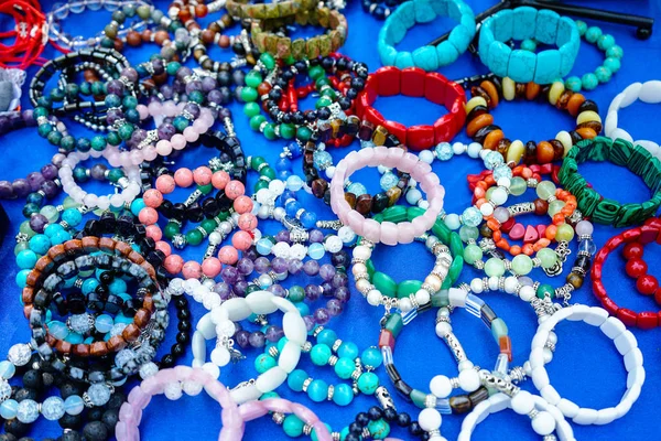 Mavi bir arka plan üzerinde doğal taşlarından yapılmış takı.