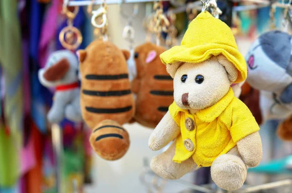 Malý medvídek žluté sako a čepice. — Stock fotografie